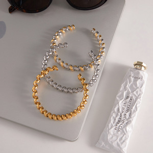 Pulsera Abierta en Espiral de Acero Inoxidable con Baño de Oro de 18K, Diseño Multicapa Tipo Cable Telefónico, Joyería Unisex - Product Image 4