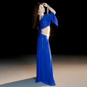 Costume de danse orientale 2 pièces à épaules dénudées avec haut à manches évasées orné de strass et jupe fendue haute pour la pratique et la performance de la danse orientale - Product Image 3