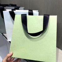 Sac de shopping de luxe en papier couché recyclé avec poignées en corde de coton, détail ruban, logo personnalisé imprimé pour cadeau