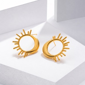 ต่างหูห่วงวงกลม Sun Ray สแตนเลสสตีล ชุบทอง 14K แบบสุญญากาศ รูปทรงพระจันทร์เสี้ยว - Product Image 1