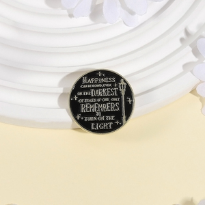 Épingles en émail avec <span class=keywords><strong>citations</strong></span> <span class=keywords><strong>positives</strong></span> « Le <span class=keywords><strong>bonheur</strong></span> peut être trouvé même dans les moments les plus sombres », broche en alliage, badge de revers, bijou, cadeau pour un ami - Product Image 6