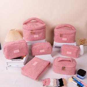 Sac de toilette en peluche, style nordique, 25 ans, nouveau, portable, pour produits de soin de la peau, rangement de produits de toilette, hiver, étudiant, commerce extérieur - Product Image 4