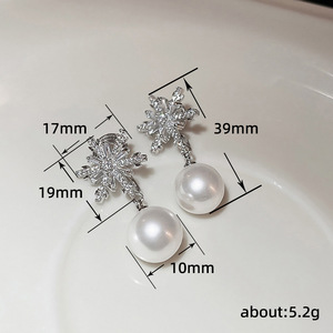 Orecchini a Perno Effetto Perla a Fiocco di Neve per Donne, con Accenti in Cristallo, Eleganti Accessori Moda Invernali - Product Image 3