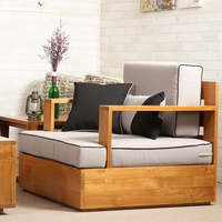 Outdoor-Gartenmöbel-Set mit Holzrahmen Weiße Kissen 3-Sitzer-Sofa Zwei Sessel und Couchtisch für den Garten