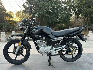 Motocicleta Deportiva <span class=keywords><strong>Yamaha</strong></span> de Alta Eficiencia, 125cc/150cc, <span class=keywords><strong>Cuatro</strong></span> Tiempos, Gasolina, Económica, de Dos <span class=keywords><strong>Ruedas</strong></span>, Usada - Product Image 3