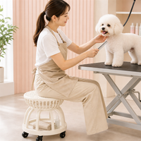 Tabouret de toilettage pour animaux USMILEPET avec espace pour l'animal sous la place de l'humain, siège mobile à deux niveaux avec roulettes, chaise de toilettage pour animaux