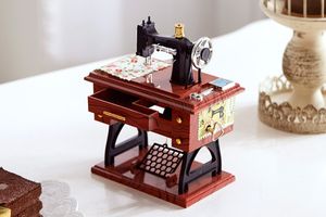 Boîte à <span class=keywords><strong>musique</strong></span> mécanique en plastique de style mini-machine à coudre vintage, décoration de table avec un design élégant - Product Image 2