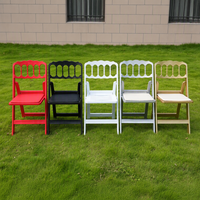Chaises pliantes en résine Napoléon pour la location de mobilier commercial en gros pour mariages, banquets et événements en extérieur