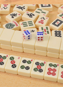 Ensemble <span class=keywords><strong>de</strong></span> Mahjong Américain <span class=keywords><strong>de</strong></span> Luxe en Mélamine Durable, Kit Ultra Économique avec Sac d'Accessoires Complet, 4 Poussoirs, Supports et Dispositif <span class=keywords><strong>de</strong></span> Comptage des Points - Product Image 2