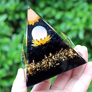 Pyramide en résine époxy avec copeaux de cristal, ornement de bureau artisanal, design floral fait main, décoration d'intérieur - Product Image 2