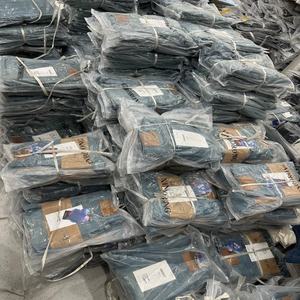 Jeans e Pantaloni Nuovi di Marca Mista per Uomo e Donna, Qualità Premium, Casual, per Stagioni Estive e Invernali, Confezione da 45kg - Product Image 2