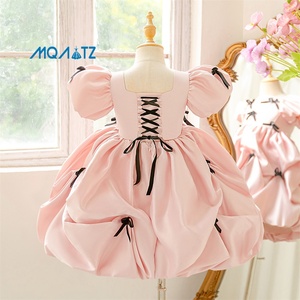 Abito da Principessa per Bambina con Maniche a Sbuffo e Applicazioni di Fiocchi, Scollo Quadrato, Vestito Rosa con Fiori - Vendita all'Ingrosso dalla Fabbrica Meiqiai - Product Image 3