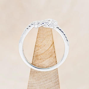 Set di Anelli Q957 con Fiocco e Diamanti, Taglio Brillante Rotondo, Montatura a Canale, Gioielli Romantici da Donna per Fidanzamento - Product Image 5