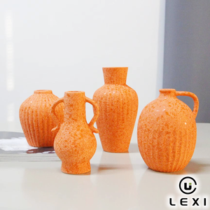 Ensemble de vases <span class=keywords><strong>en</strong></span> céramique orange style Wabi Sabi moderne avec surface texturée et double poignée pour la décoration intérieure, présentation sur table de salon - Product Image 2