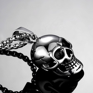 Colgante de Acero de Titanio con Calavera Exagerada para Hombre, Estilo Retro Punk Rock Gótico Hipster, Económico y con Personalidad - Product Image 1
