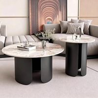 Table basse en dalle de roche ronde avec structure en acier inoxydable, mobilier moderne et minimaliste pour salon