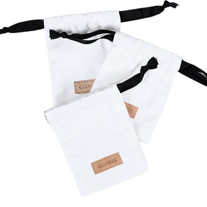 Petit sac en toile blanche avec cordon de serrage, personnalisé, en coton mousseline, pochette à bijoux avec étiquette en cuir embossée sur mesure - Product Image 1
