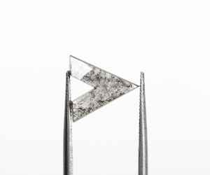 Anillo con Colgante en Forma de V con Diamante Cultivado en Laboratorio de Color Sal y Pimienta de 1.37 CT, 9.8x9.7mm, Certificado IGI - Product Image 3