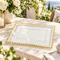 Assiette de présentation rectangulaire élégante en plastique transparent avec bordure dorée perlée, texture luxueuse, pour la décoration de table de mariage ou de banquet