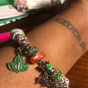 Pulseras de Cuentas para Hermandad, Pulsera de Cuentas de Vidrio Rosa y Verde, Regalo para Mujeres de Hermandad, Pulsera de Cuentas de Colores, Pulsera con Dije de Protección - Product Image 4