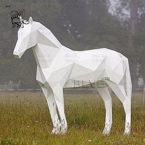 Statua di Mucca in Metallo per Decorazione Villa BLVE, Design Moderno, Scultura Geometrica di Toro in Acciaio Inossidabile Rosso - Product Image 3