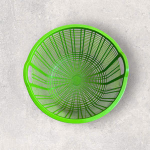 Panier multifonction moulé pour le transport et le service de fruits de mer (poissons, crevettes, huîtres) avec poignée et fonction de découpe - Product Image 3