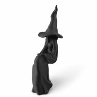 Statue de sorcière mystérieuse assise sur une étagère, figurine de sorcière noire assise sur le rebord d'une bibliothèque, décoration d'Halloween, ornement, décoration de table