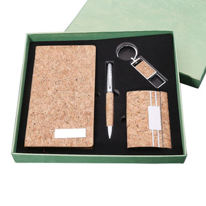 Set <span class=keywords><strong>de</strong></span> Cuaderno <span class=keywords><strong>de</strong></span> Corcho <span class=keywords><strong>de</strong></span> Cuatro Piezas, Set <span class=keywords><strong>de</strong></span> Cuaderno y Bolígrafo, Tarjetero, Llavero; Regalo Recomendado para Escuelas y Agencias Inmobiliarias - Product Image 5