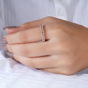 แหวนเพชรทรง Eternity ดีไซน์หรูหรา ตัวเรือนทองคำขาว ทรงบาแก็ตต์ เหมาะสำหรับงานแต่งงาน ครบรอบแต่งงาน สามารถสวมซ้อนกับแหวนอื่นได้  เครื่องประดับคุณภาพสำหรับผู้หญิง - Product Image 4