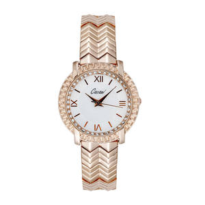 Montre de luxe personnalisée avec logo, fabriquée aux usines de Shenzhen, avec <span class=keywords><strong>lunette</strong></span> entièrement sertie de cristaux, cadran en nacre et bracelet en os de poisson en argent et or rose - Product Image 5