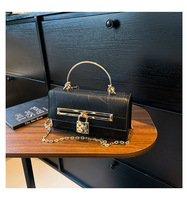 Petit sac bandoulière pour femme en cuir effet crocodile avec fermoir doré, poignée supérieure en métal et chaîne d'épaule