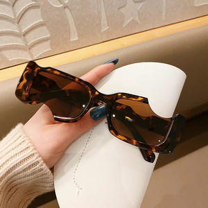 เฉียนไนแว่นกันแดดทรงสี่เหลี่ยมไม่สมมาตร เลนส์พีซี ป้องกันรังสียูวี 400 แฟชั่นสำหรับผู้หญิง รุ่น 3 ป้องกันแสงแดด - Product Image 5