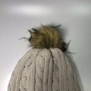 Haute qualité câble tricot gros bonnet <span class=keywords><strong>en</strong></span> <span class=keywords><strong>fausse</strong></span> <span class=keywords><strong>fourrure</strong></span> personnalisé caoutchouc Patch kaki côtelé Pom Pom chapeaux d'hiver unisexe Ski coupe-vent <span class=keywords><strong>Toque</strong></span> - Product Image 3