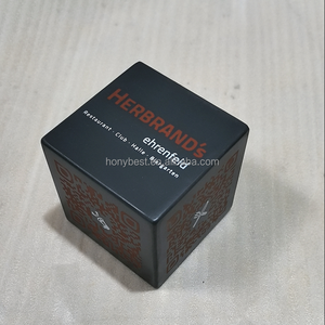<span class=keywords><strong>Cube</strong></span> en bois de noyer gris foncé Blocs QR Code Restaurant Table Menu <span class=keywords><strong>Cube</strong></span> QR Menu Stand Porte-étiquette en bois NFC pour Restaurant - Product Image 3