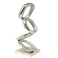 Sculpture moderne en chaîne d'argent, maillons métalliques entrelacés verticalement, statue abstraite, objet d'art sur base carrée, décoration de luxe pour la maison