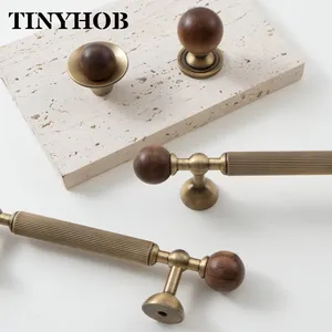 Poignées vintage en bois <span class=keywords><strong>de</strong></span> noyer et laiton avec boutons à extrémité sphérique à rayures verticales, tirants <span class=keywords><strong>de</strong></span> meubles en bronze antique pour armoires et tiroirs - Product Image 1