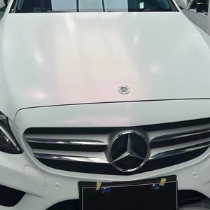 Film de protection pour voiture en vinyle PET blanc satiné mat avec charme rouge, garantie 10 ans, anti-rayures, technologie Air Release, finition haute brillance, rouleau de film automobile. - Product Image 1