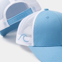 Gorra Trucker Transpirable de Malla Blanca y Azul Cielo con Bordado Ondulado Personalizado, Exportación a Granel, Fábrica Auditada ISO9001 BSCI