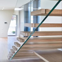 Système d'escalier moderne sur mesure Anewson avec marches en bois massif et garde-corps en verre pour projets résidentiels de villas