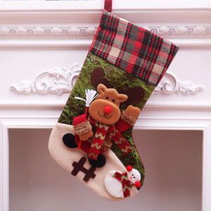 LINGKAI Chaussettes de Noël à revers à carreaux, motif Père Noël, Bonhomme de neige et Renne en 3D, Sac à bonbons, Cadeau de Noël, Décoration de fêtes à suspendre au foyer - Product Image 4