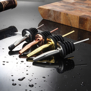 Décanteur verseur aérateur <span class=keywords><strong>de</strong></span> <span class=keywords><strong>vin</strong></span> en métal <span class=keywords><strong>de</strong></span> qualité supérieure avec distributeur <span class=keywords><strong>de</strong></span> <span class=keywords><strong>bouchon</strong></span> <span class=keywords><strong>de</strong></span> bec d'huile d'olive accessoires <span class=keywords><strong>de</strong></span> barre jetables - Product Image 4