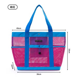 תיק קניות מעוצב עם לוגו בהתאמה אישית, עשוי PVC עבה, בעל מראה הולוגרפי ססגוני, עם ידית אופנתית. - Product Image 5