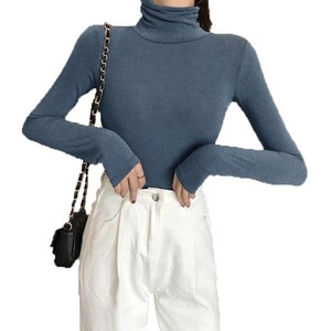 เสื้อยืดผู้หญิงคอสูงแขนยาวสีดำสีขาว - Product Image 1