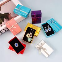 Boîtes cadeaux carrées en papier avec nœud en ruban pour l'emballage de bagues, boucles d'oreilles et colliers
