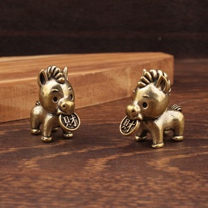 Ornement en laiton en forme de poney mordant une pièce de monnaie, 2 pièces, décoration Feng Shui pour salon, décoration du Nouvel An chinois - Product Image 1