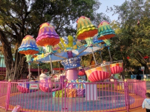 Carrusel de Fibra de Vidrio con Forma de Medusa, Atracciones Familiares para Interiores en Parques de Trampolines, Hecho de Plástico, Metal y Acero Duraderos - Product Image 3