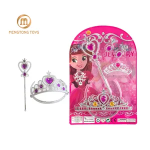 漂亮的女孩玩设置打扮公主珠宝美容配件玩具