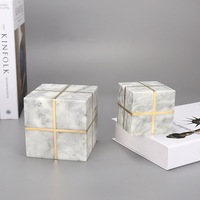 Cube en pierre de marbre noir naturel Presse-papier pomme en marbre avec incrustation de cuivre en laiton