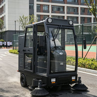 Balayeuse routière motorisée adaptée aux entrepôts, aux routes et à une utilisation électrique avec conducteur à bord.