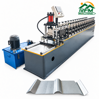 Machine de formage de profilés pour portes à enroulement entièrement automatique, pour la fabrication de profilés de portes à enroulement en métal
